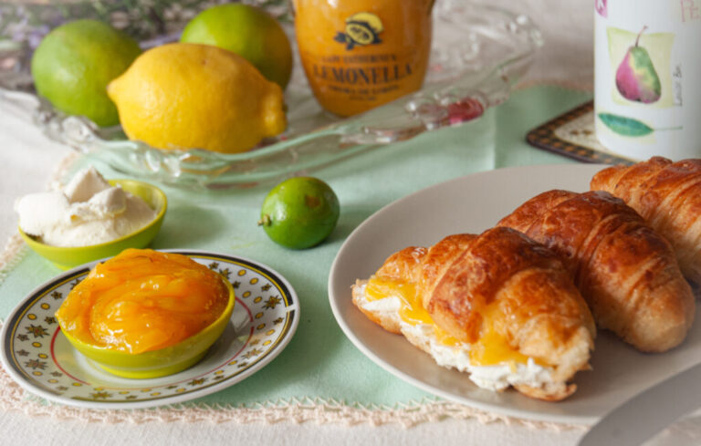 Croissant hojaldrado relleno con mascarpone y crema de limon