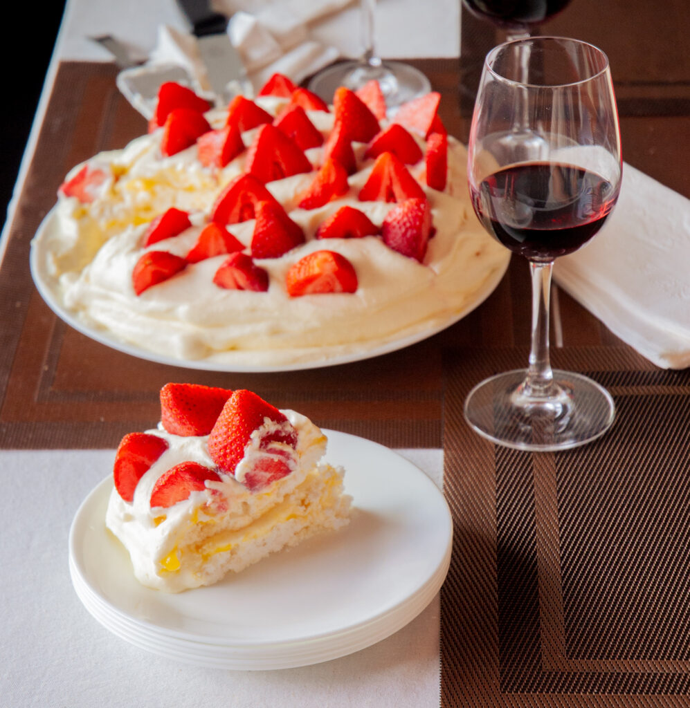 Torre de merengue con fresas y crema de limon artesanal