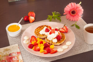 Waffles con fresas frutos rojos y crema de limon Lemonella para desayuno