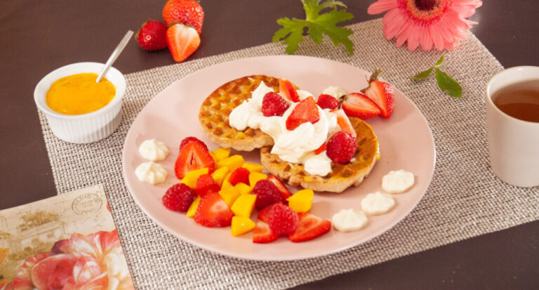 Waffles con fresas y crema de limon artesanal Lemonella para desayunos y brunch